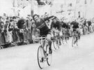 Arrivée de Didier Lubiato course cycliste Bordeaux-Saintes 1977 (photo (...)