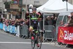 Le vainqueur Zydrunas Savickas franchissant la ligne d'arrivée Bordeaux-Saintes 2017