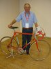 Guy Epaud retrouvant le vélo Sauvage Lejeune de son ancien coéquipier Joseph Groussard