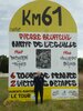 Pierrot devant la borne du Km 61 placé à l'Eguille sur Seudre pour l'étape Oléron - Ré Tour 2020