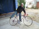 Pierre Beuffeuil enfouchant son ancien vélo du Tour 56