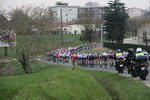 Le peloton de Bordeaux-Saintes cycliste à l'entrée de Saintes