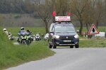 Voiture ouvreuse et l'escorte motorisée - Photo Candice