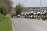 Le peloton en chasse derrière le groupe d'échappé à Saint Dizan du Gua (…)