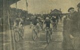 Sprint du peloton sur le vélodrome de Bellevue Bordeaux-Saintes1958 (photo (...)