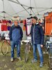 Patrick Friou et Frédéric Louis entourant le vélo Mercier de Patrick du Tour 80