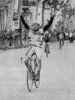 Arrivée de Sylvain Bolay course Bordeaux-Saintes cycliste 1991 (Photo Sud-Ouest)