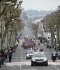 Le peloton Bordeaux-Saintes Cycliste dans la 1ère montée du cours National (...)